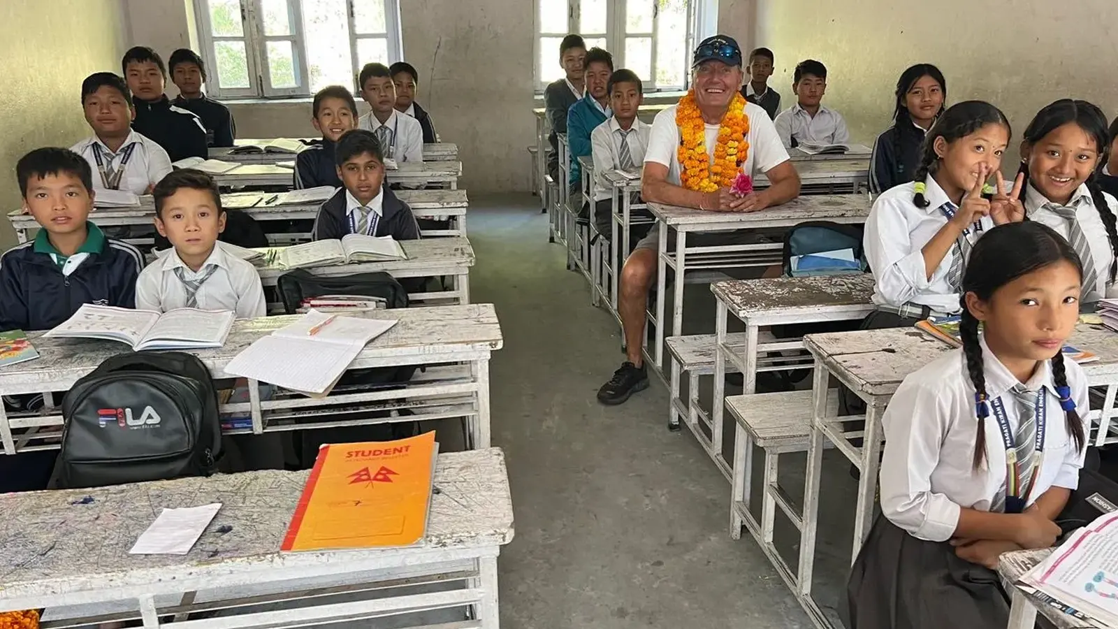 Kinder und Egon Rieger im Klassenzimmer