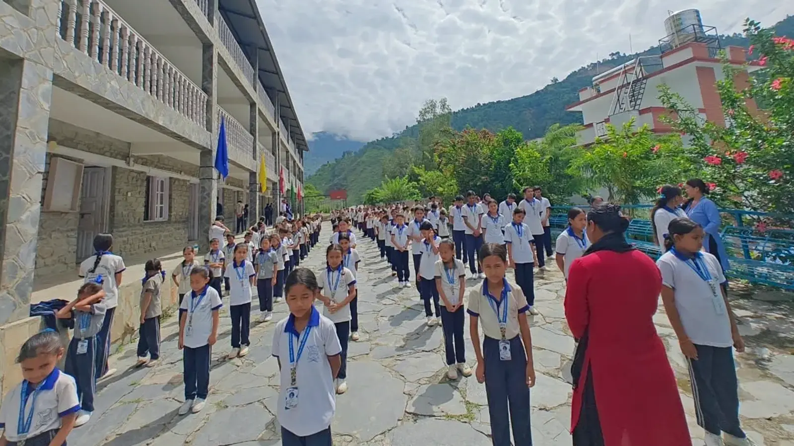 Versammlung auf dem Pausenhof