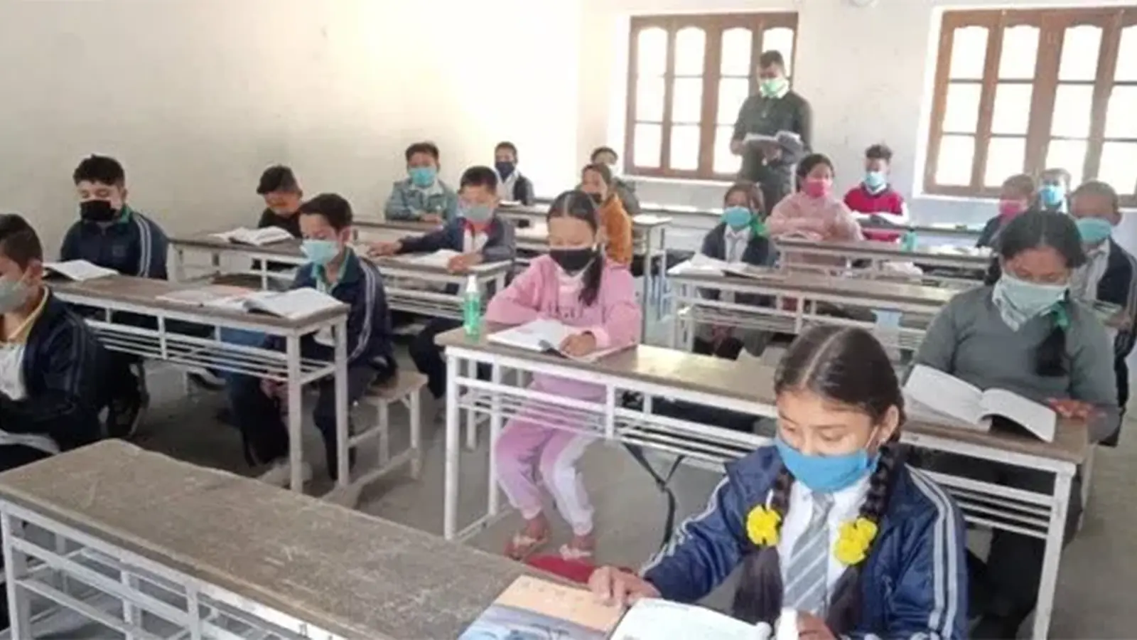 Schüler mit Masken während dem Unterricht