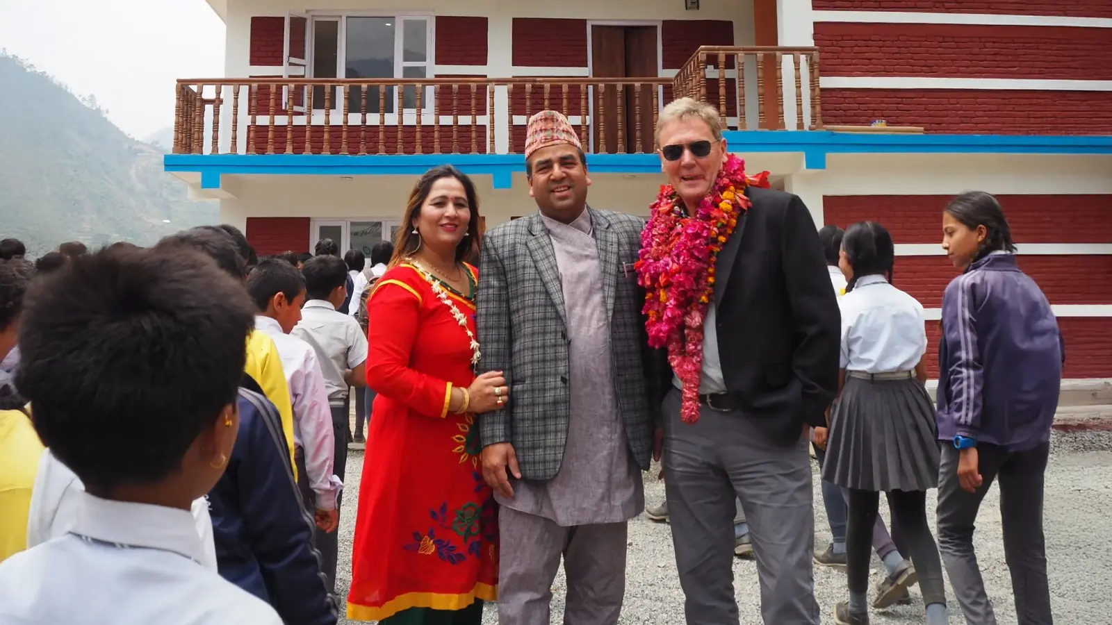 Hari Gautam und Egon Rieger bei der Einweihung der Kantine