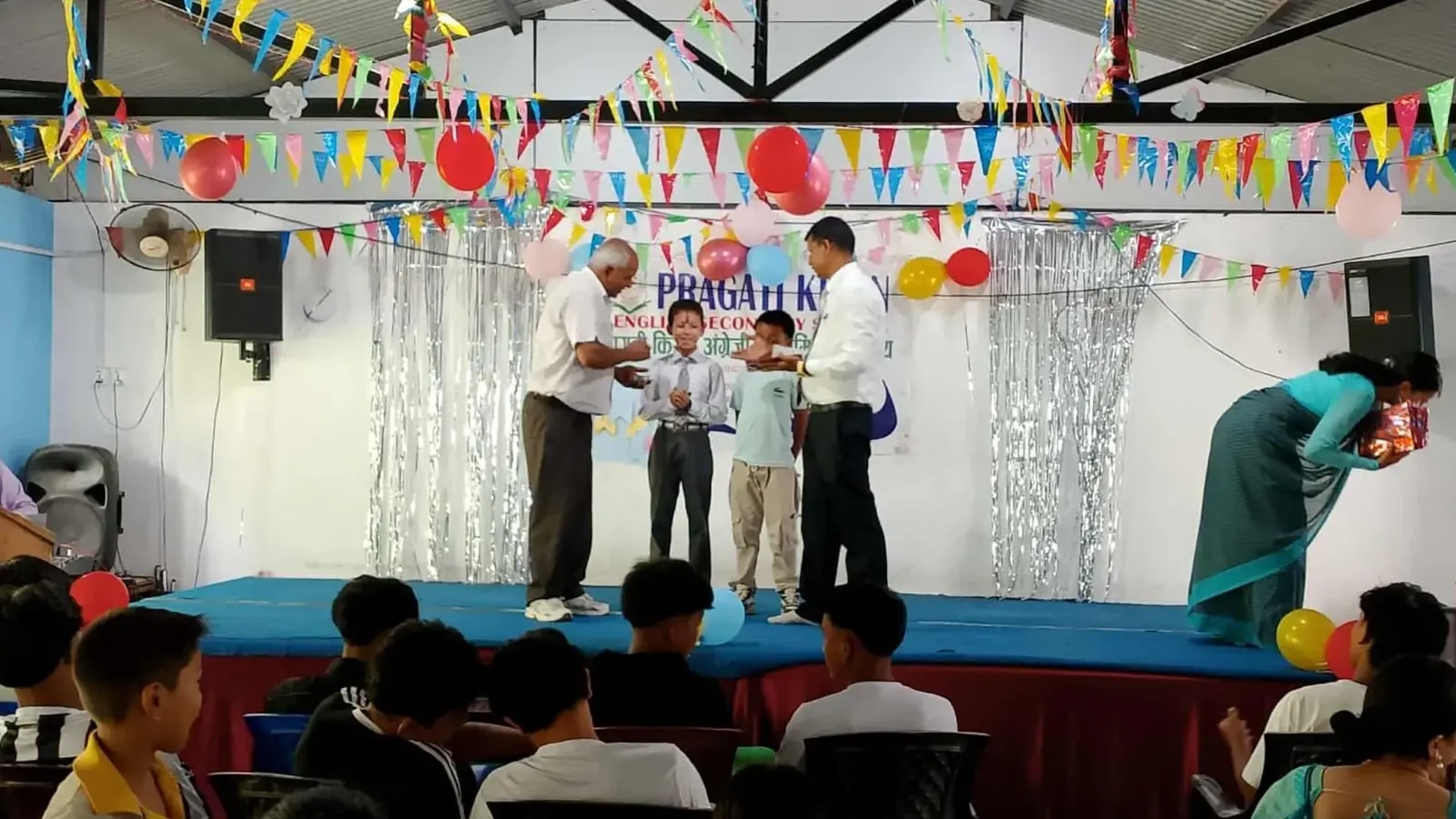 Gratulation auf einer Schulveranstaltung