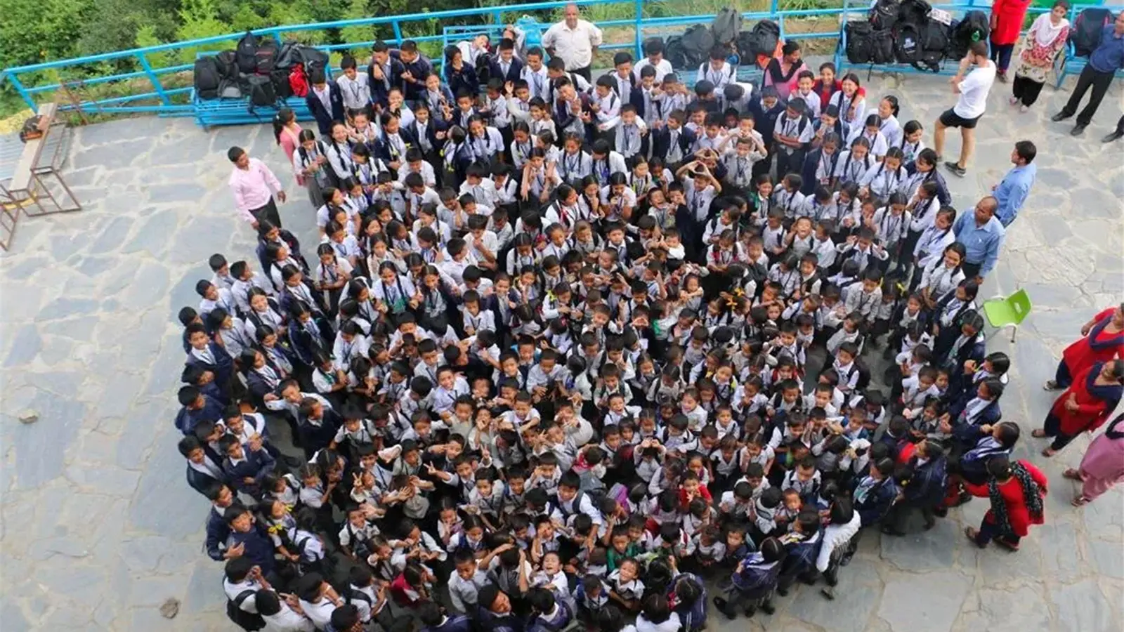 Gruppenbild der Schüler von oben