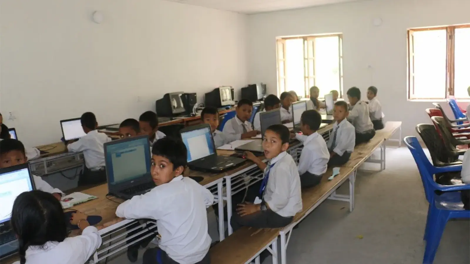 Schüler während des Computerunterrichts