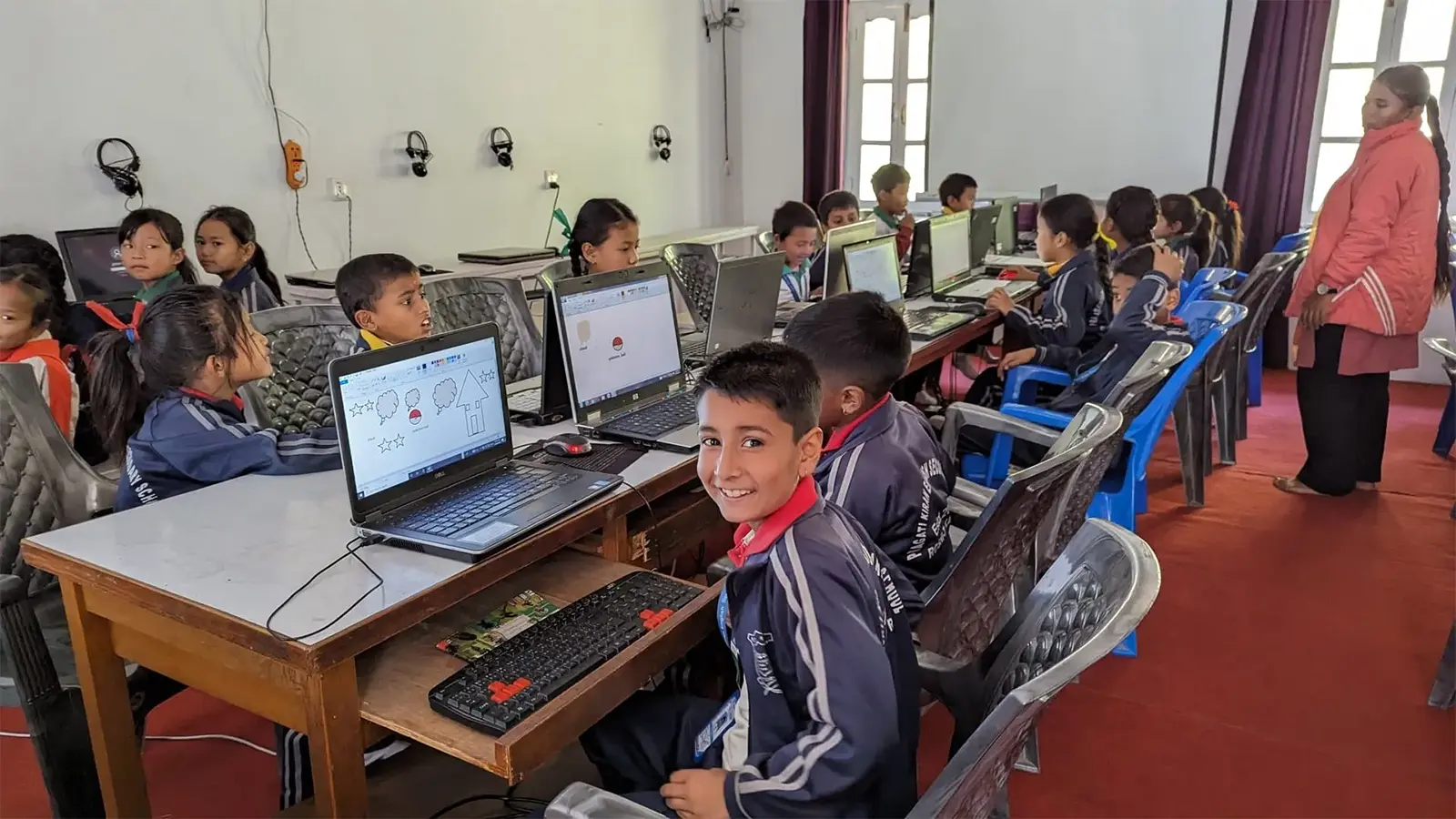 Schüler während dem Unterricht am Computer