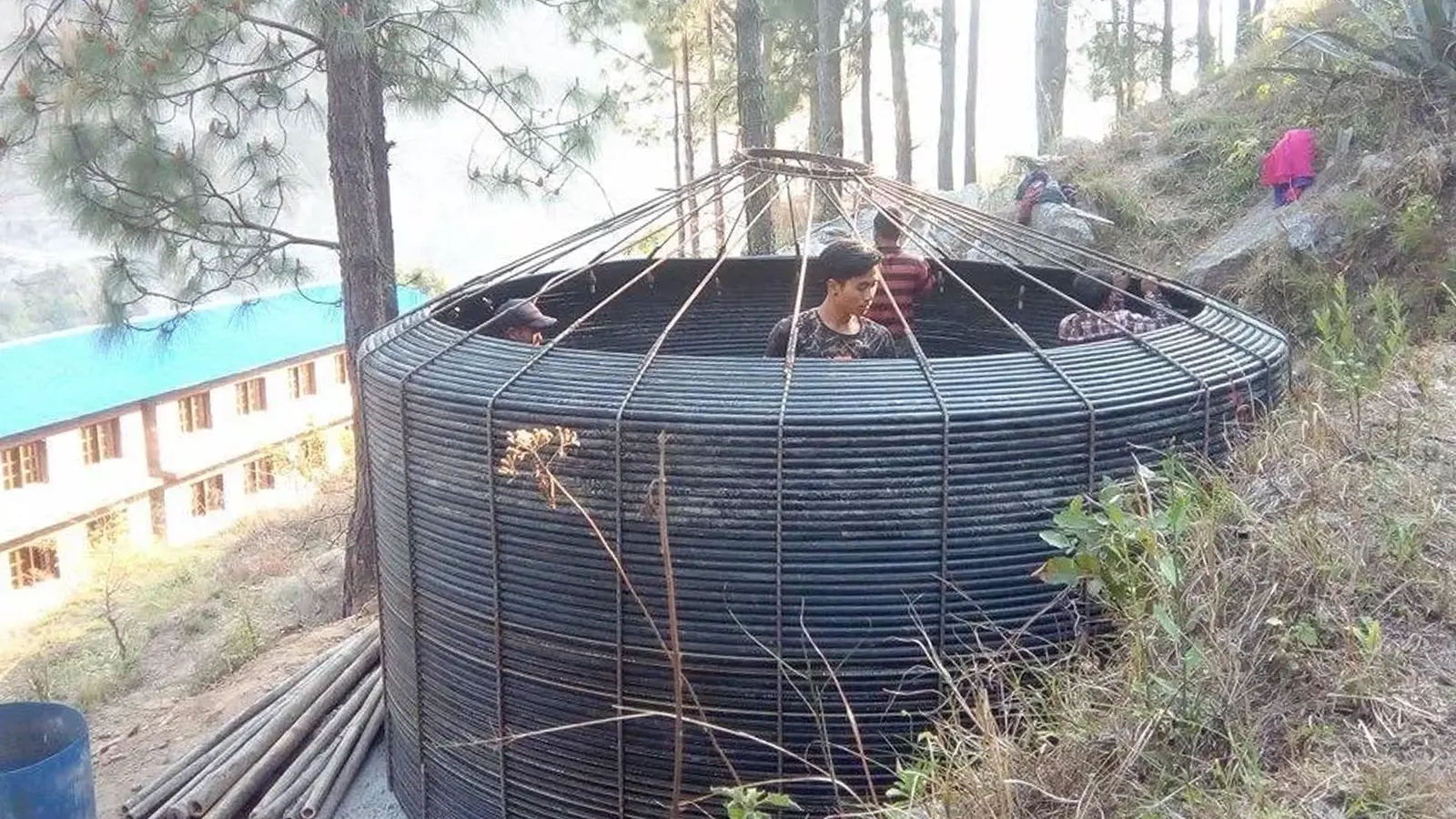 Gebäude außerhalb der Schule