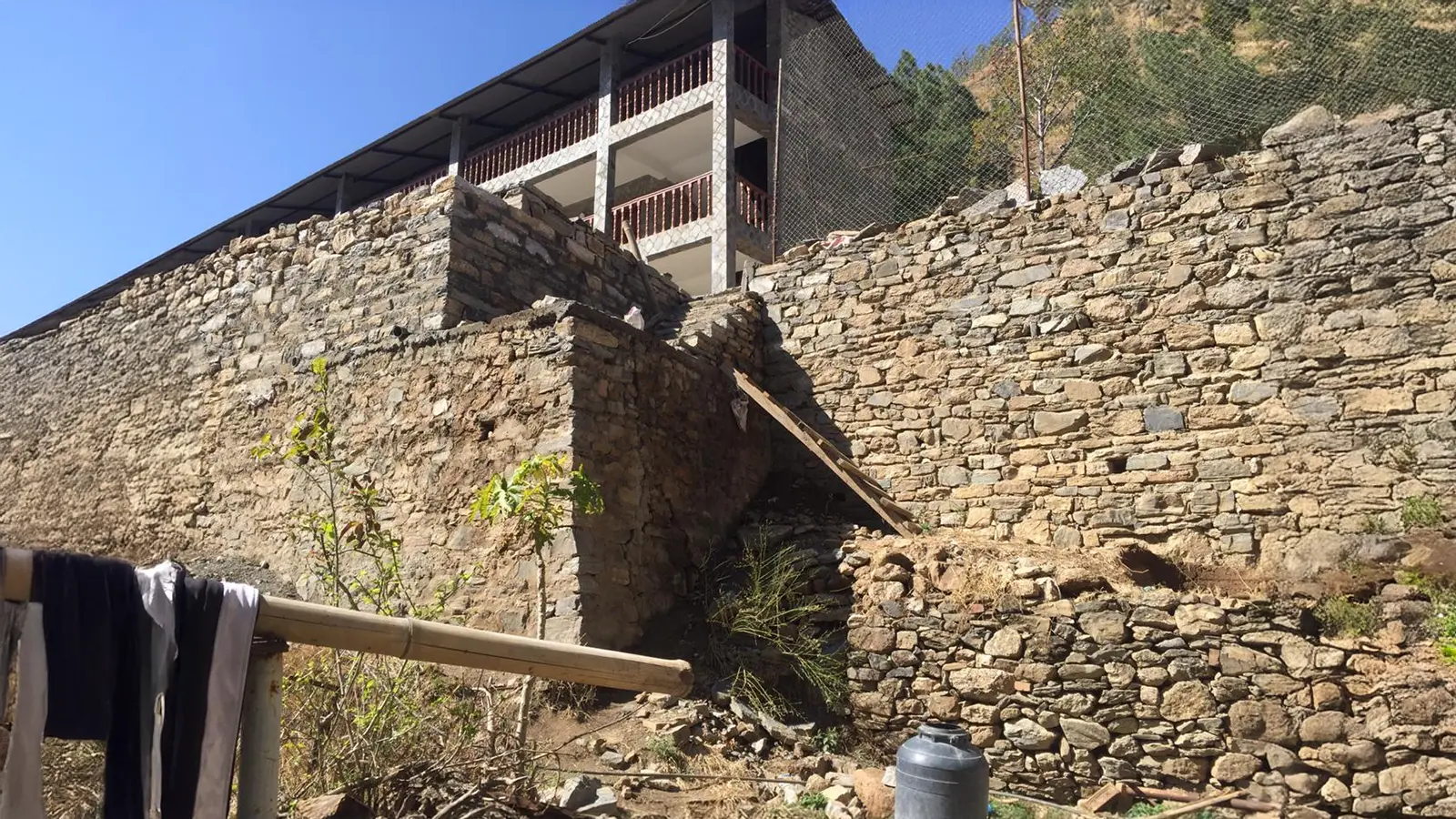 Mauer unterhalb des Schulgebäudes