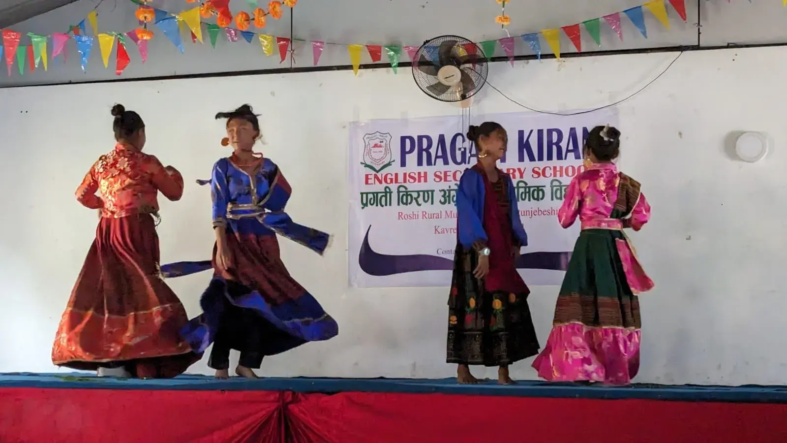 Vier Schülerinnen auf der Bühne bei einer Veranstaltung