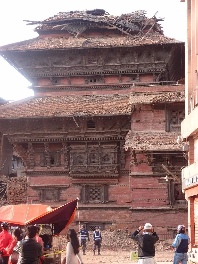 Beschädigtes Gebäude nach dem Erdbeben 2015