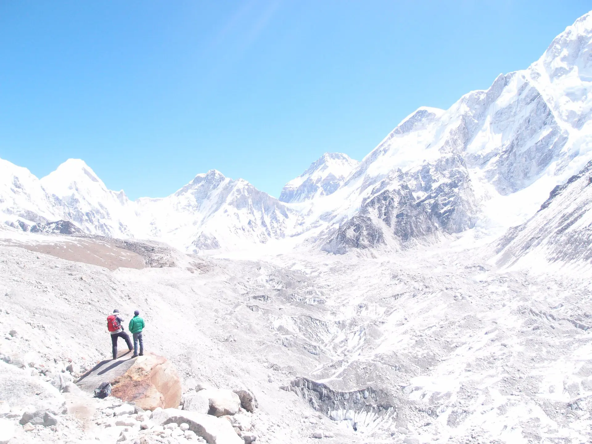 Schneebedeckte Berge und 2 Personen