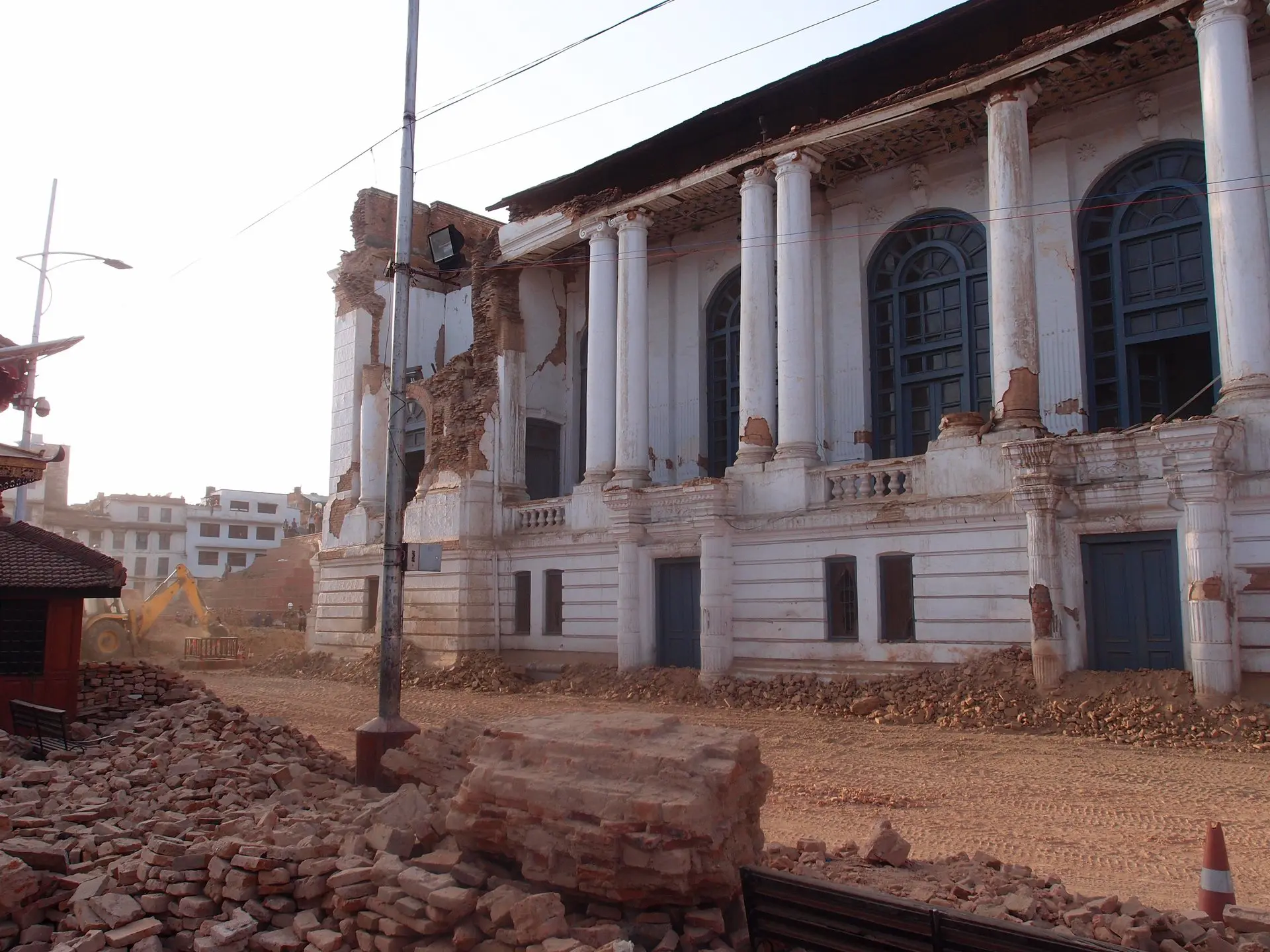 Großes beschädigtes Gebäude