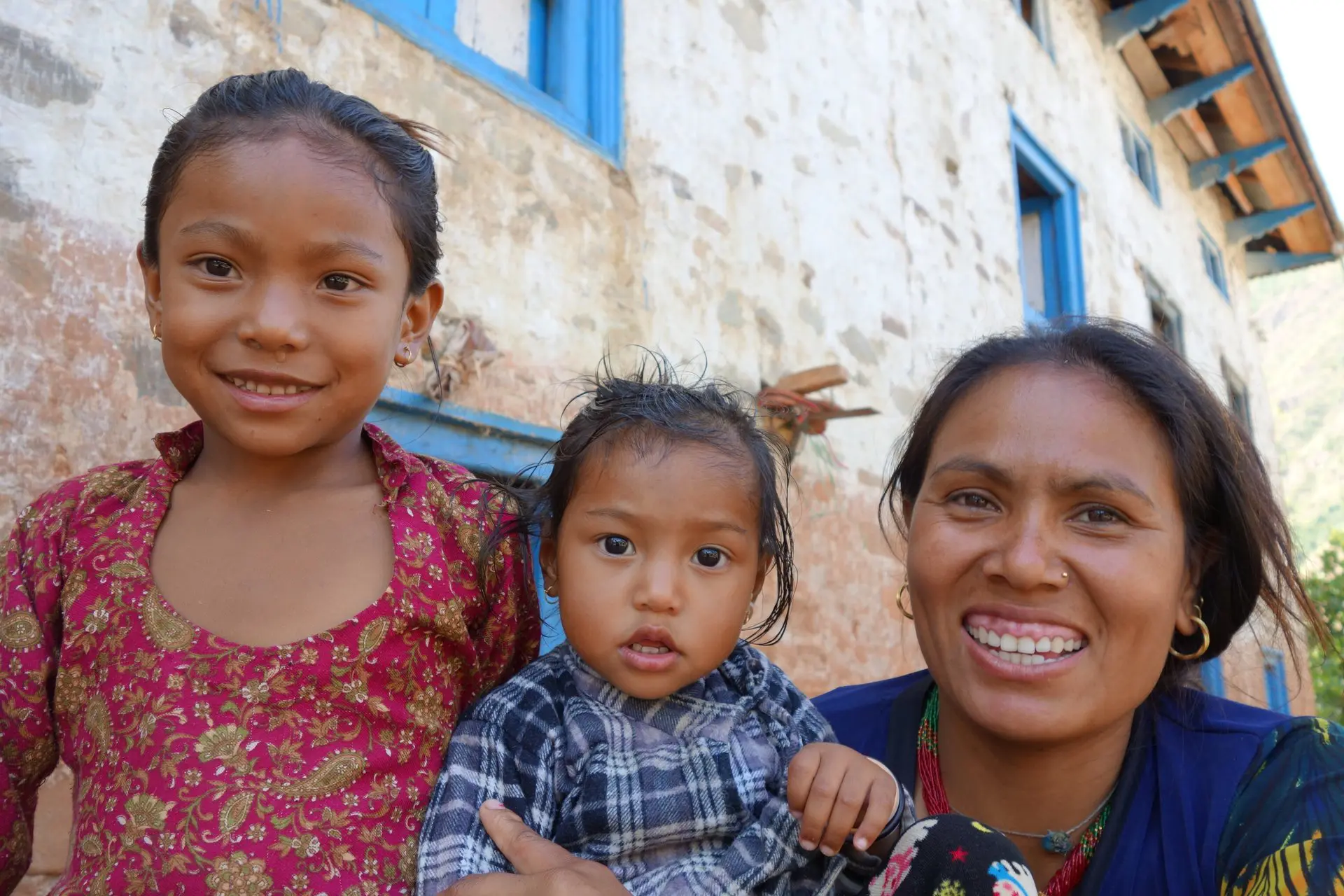 Eine Nepalesin mit ihren beiden Kindern