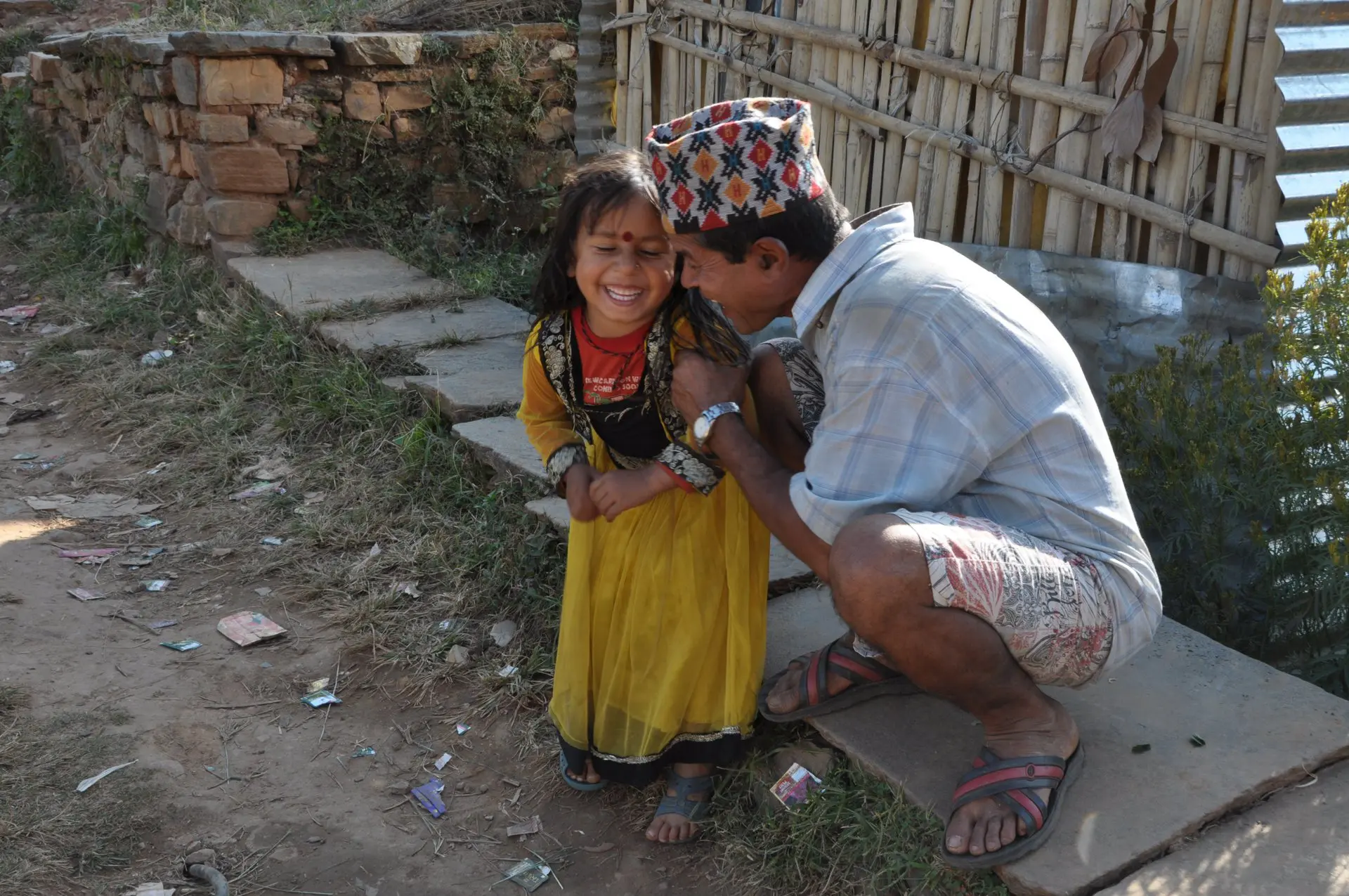 Ein nepalesisches Kind mit einem Mann