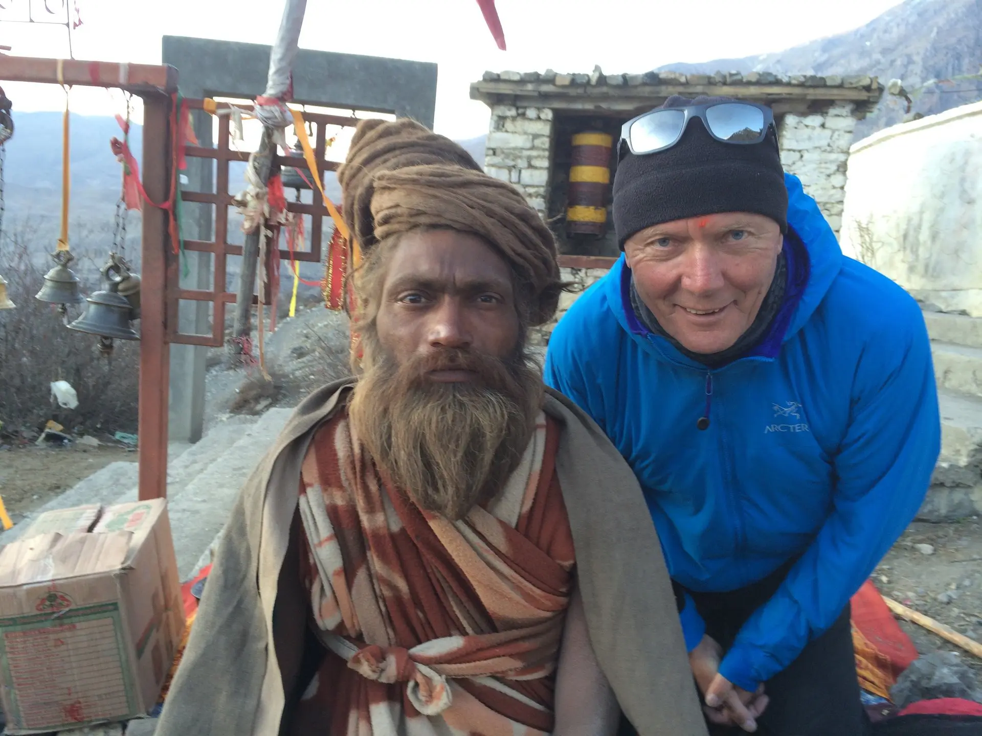 Egon Rieger mit einem Nepalesen