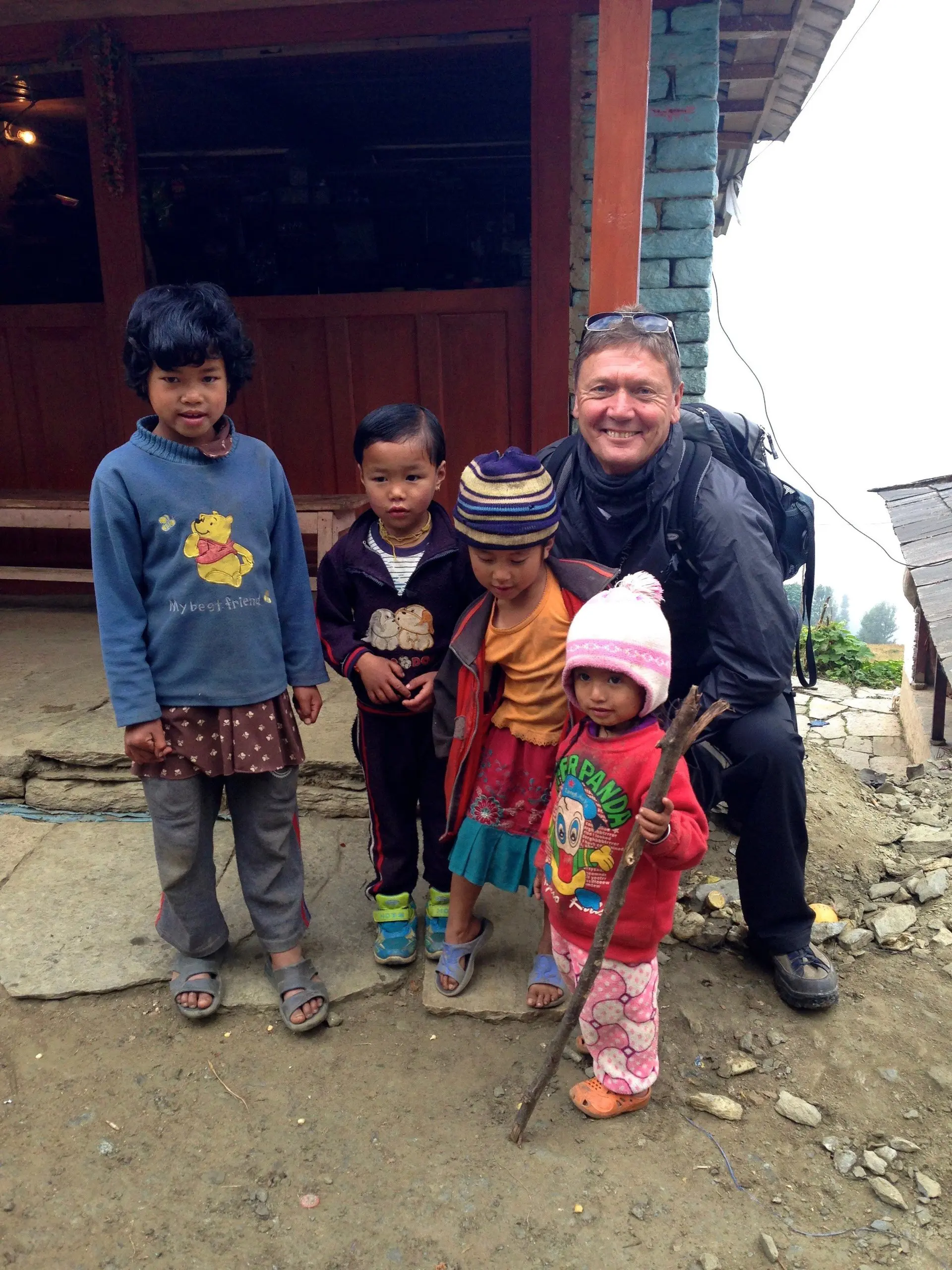 Nepalesische Kinder mit Egon Rieger