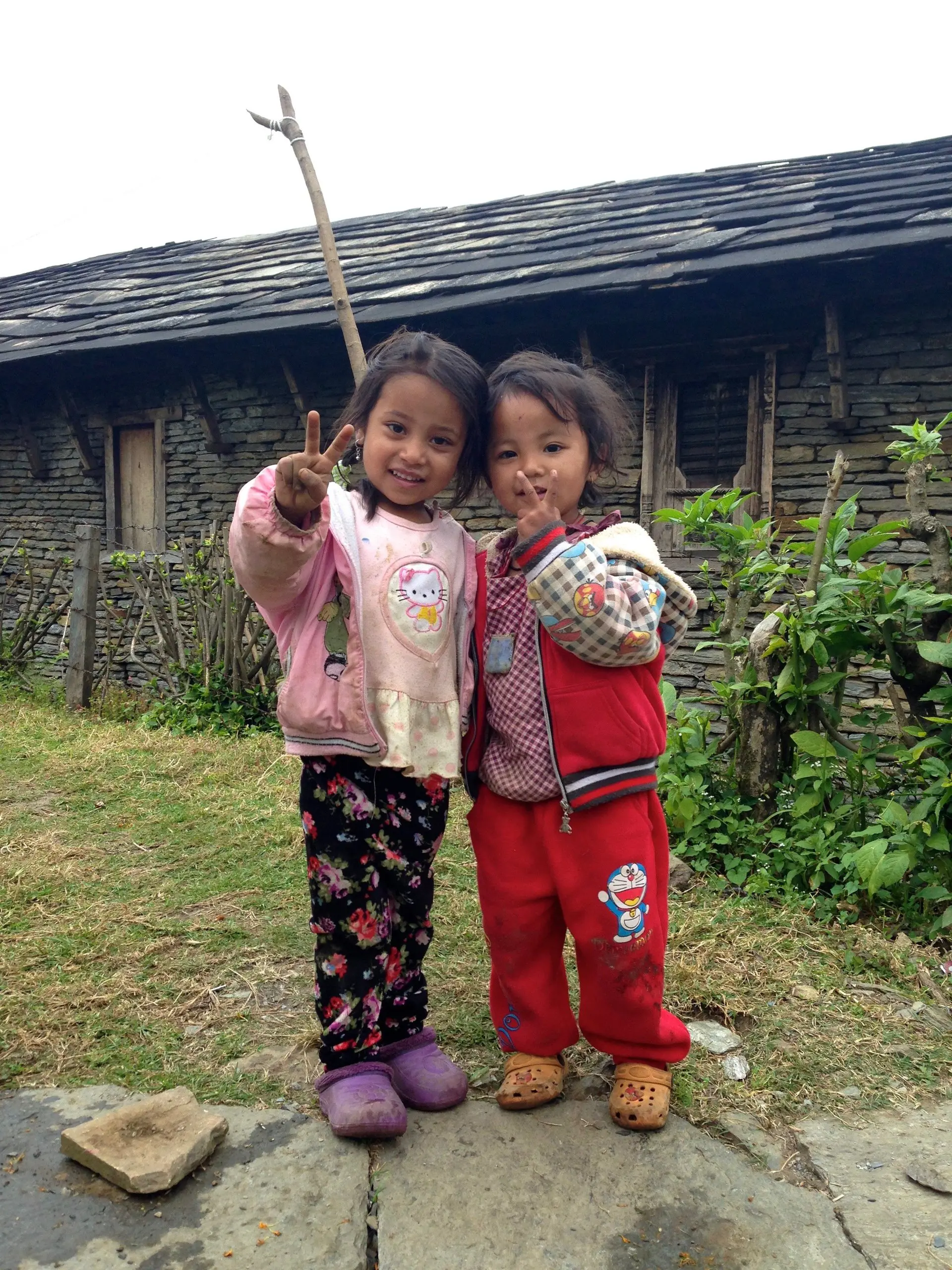 2 kleine nepalesische Kinder