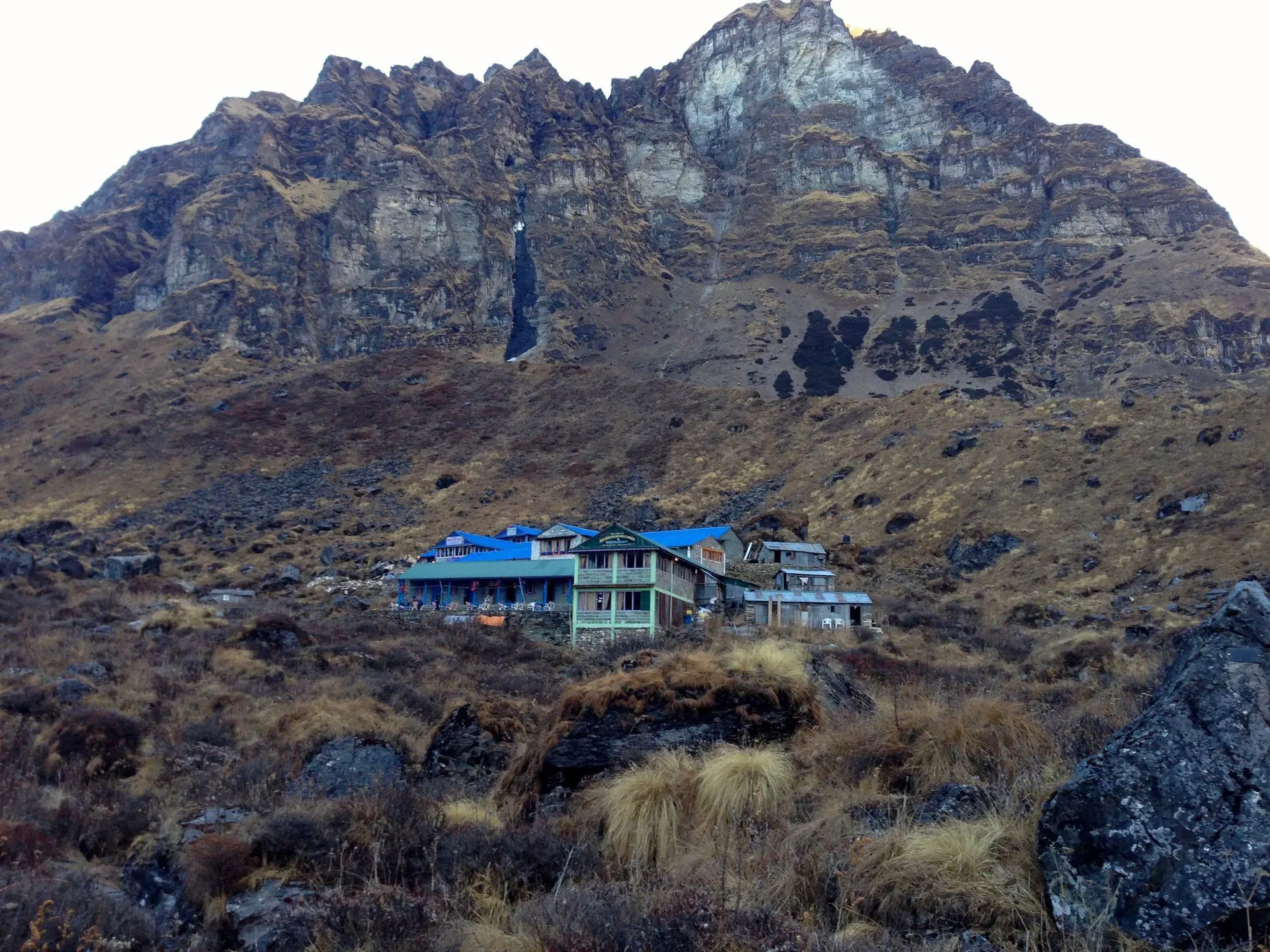 Gebäudekomplex am Fuße eines Berges