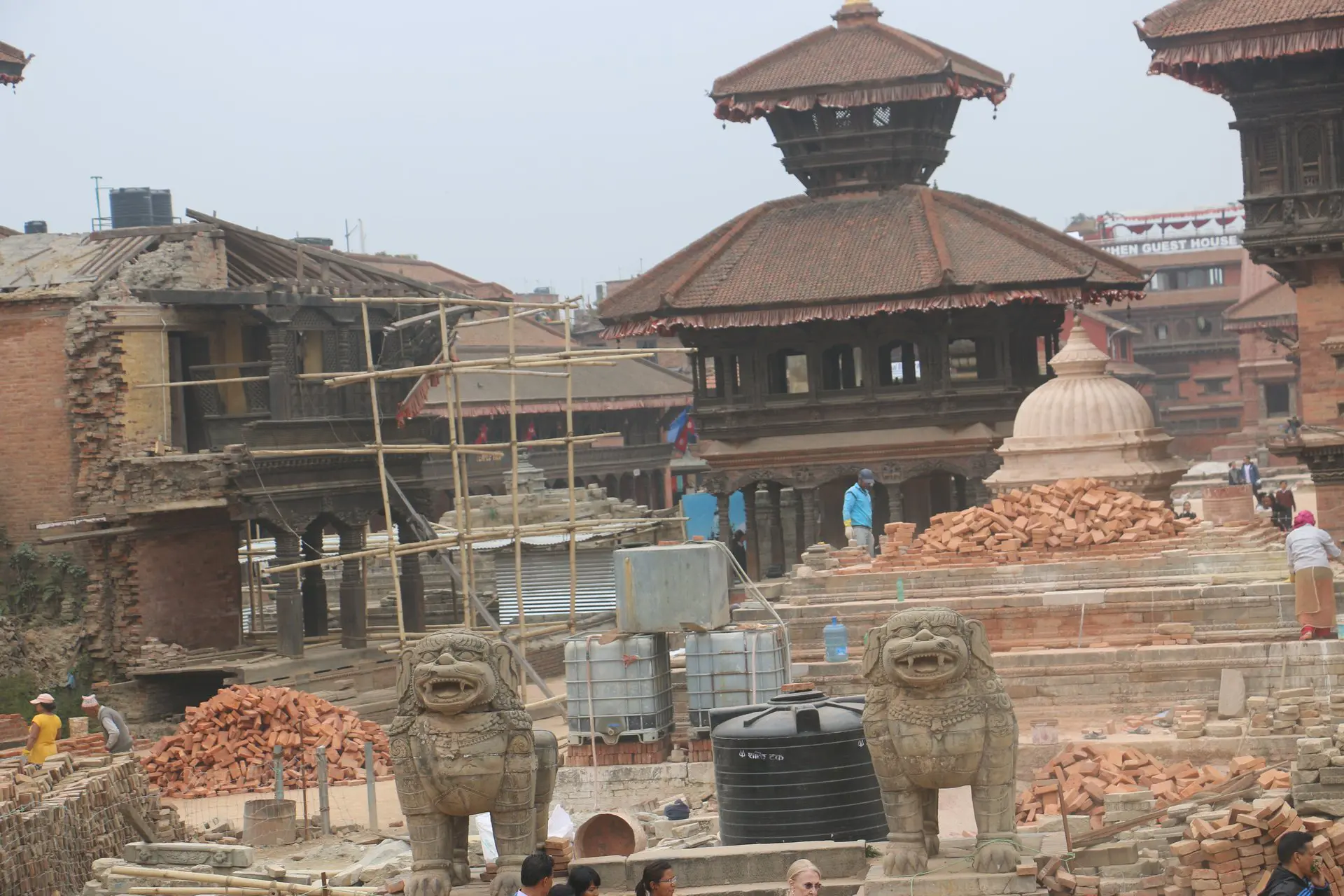 Wiederaufbau der kaputten Gebäude