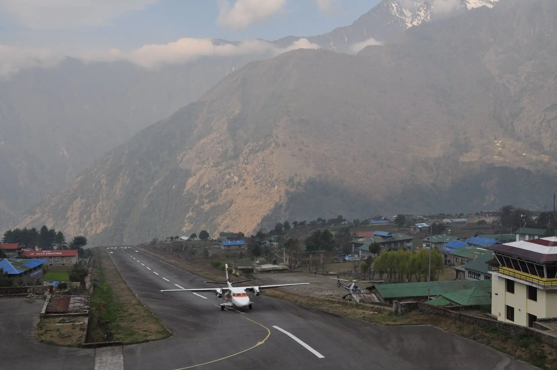 Flugplatz mit landendem Flugzeug