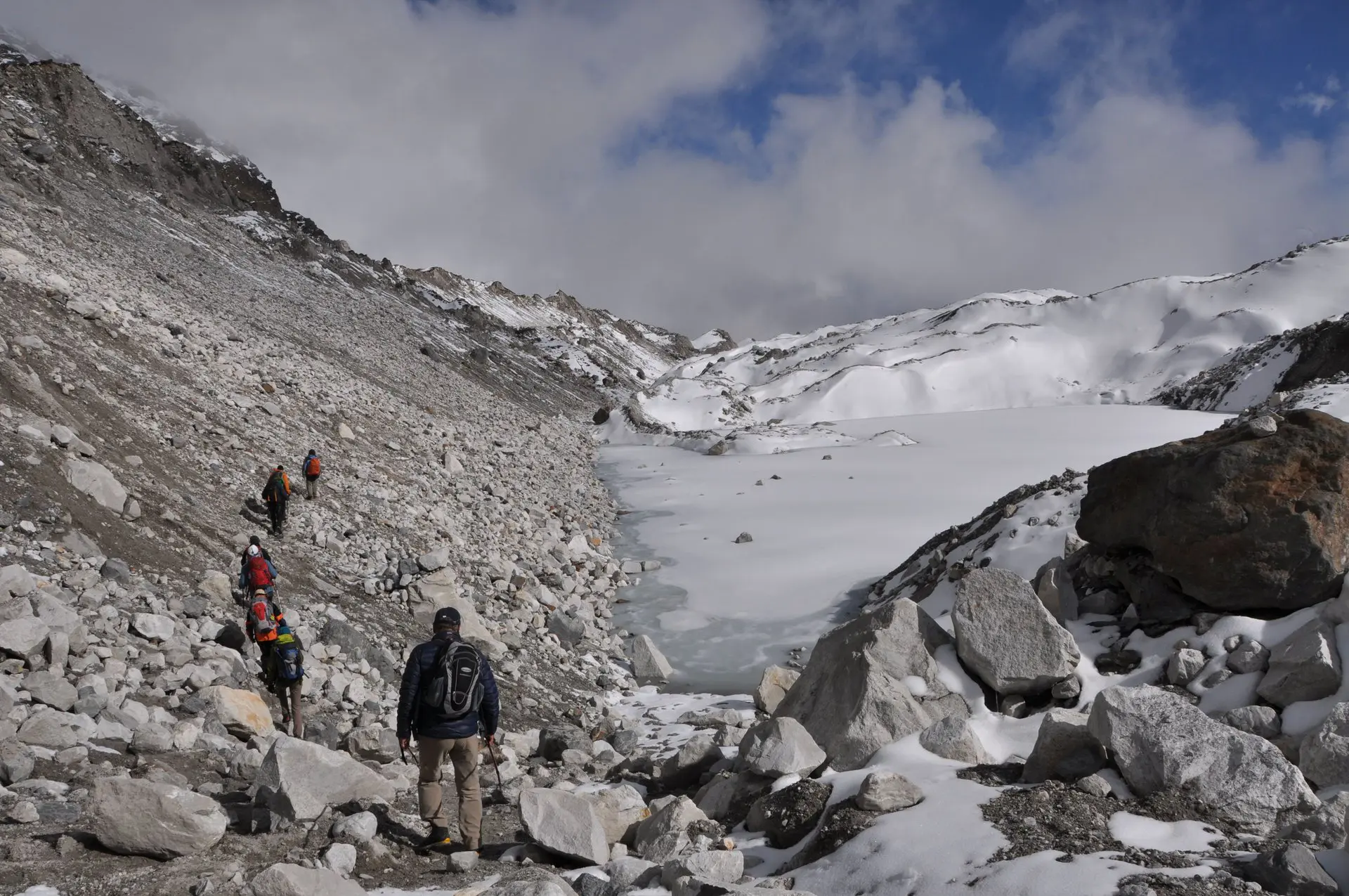 Zugefrorener See mit Personen die um diesen herumlaufen