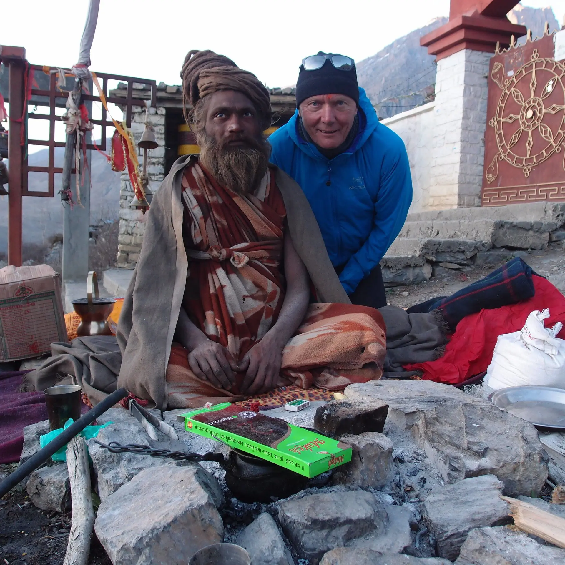 Egon Rieger mit einer Person aus Nepal