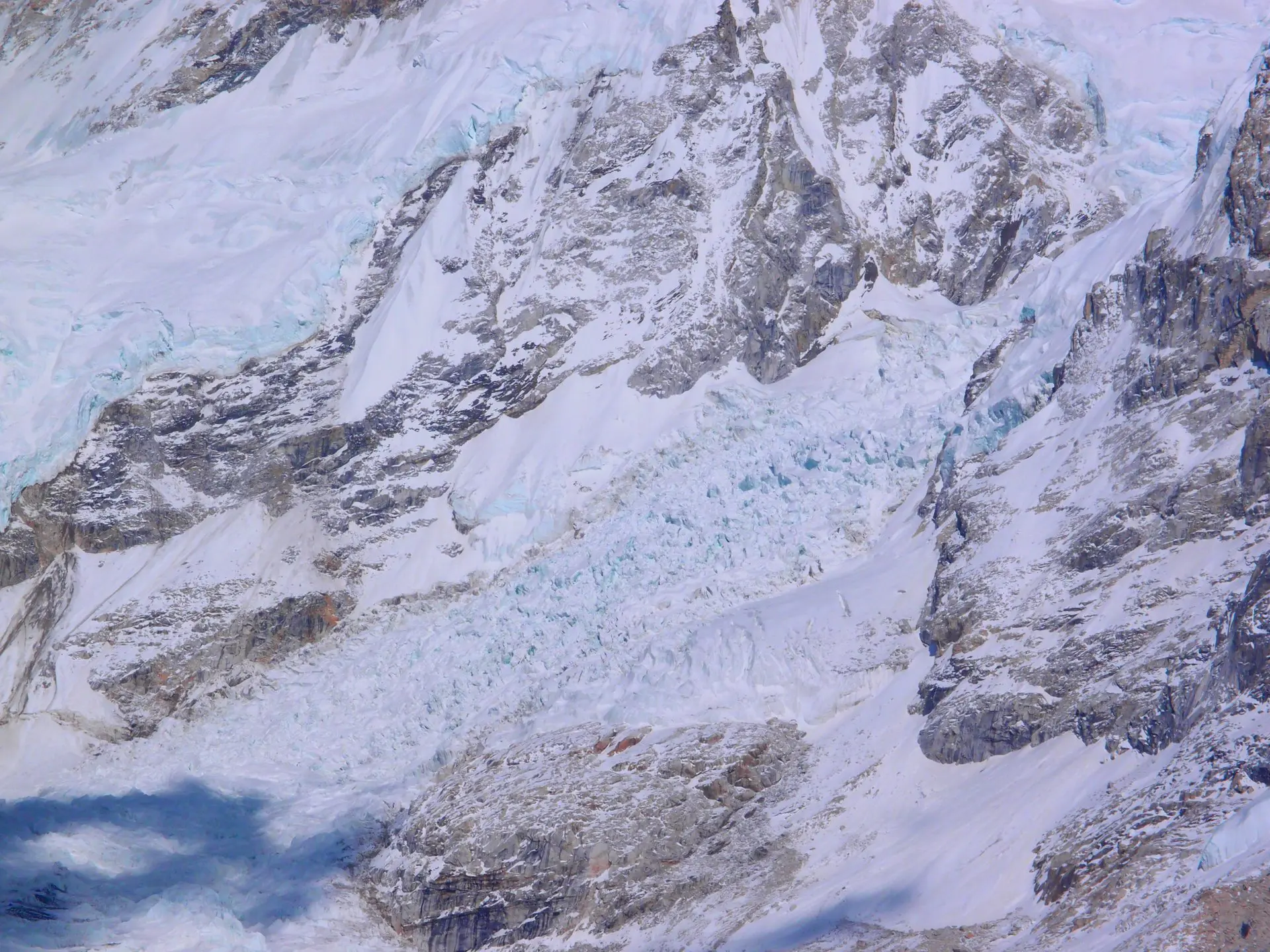 Schneebedeckte Berglandschaft