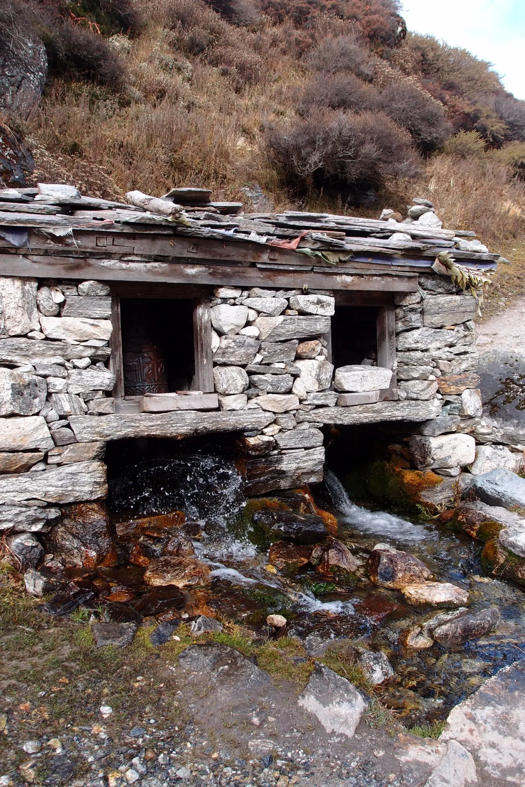 Kleine Steinbrücke über einen kleinen Fluss