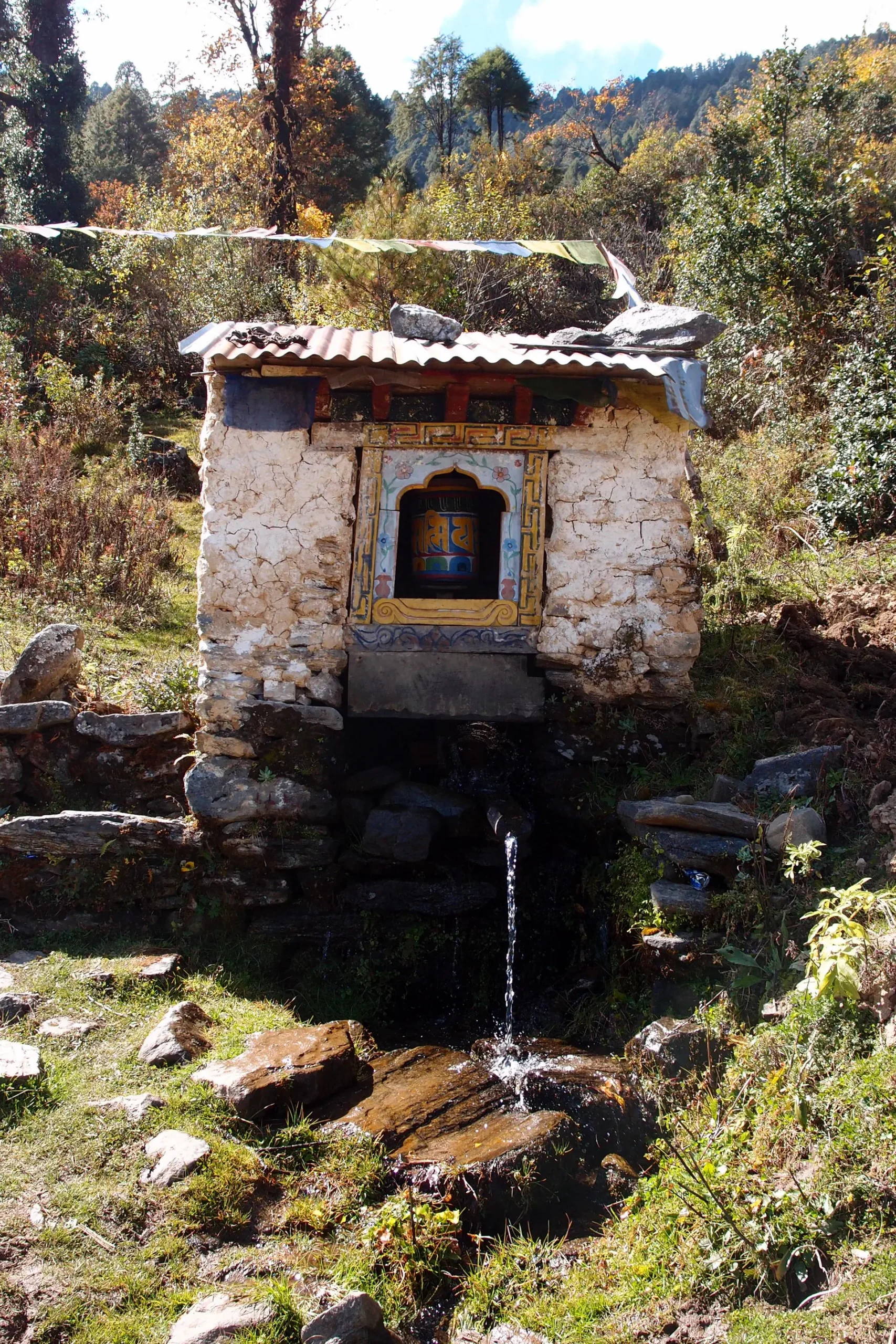 Kleines Gebäude aus Stein mit plätscherndem Wasser