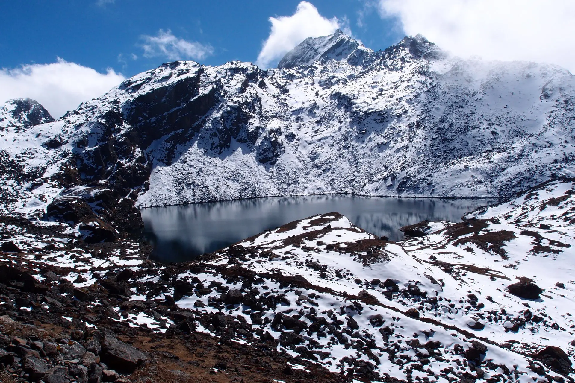 Berglandschaft mit einem Bergsee