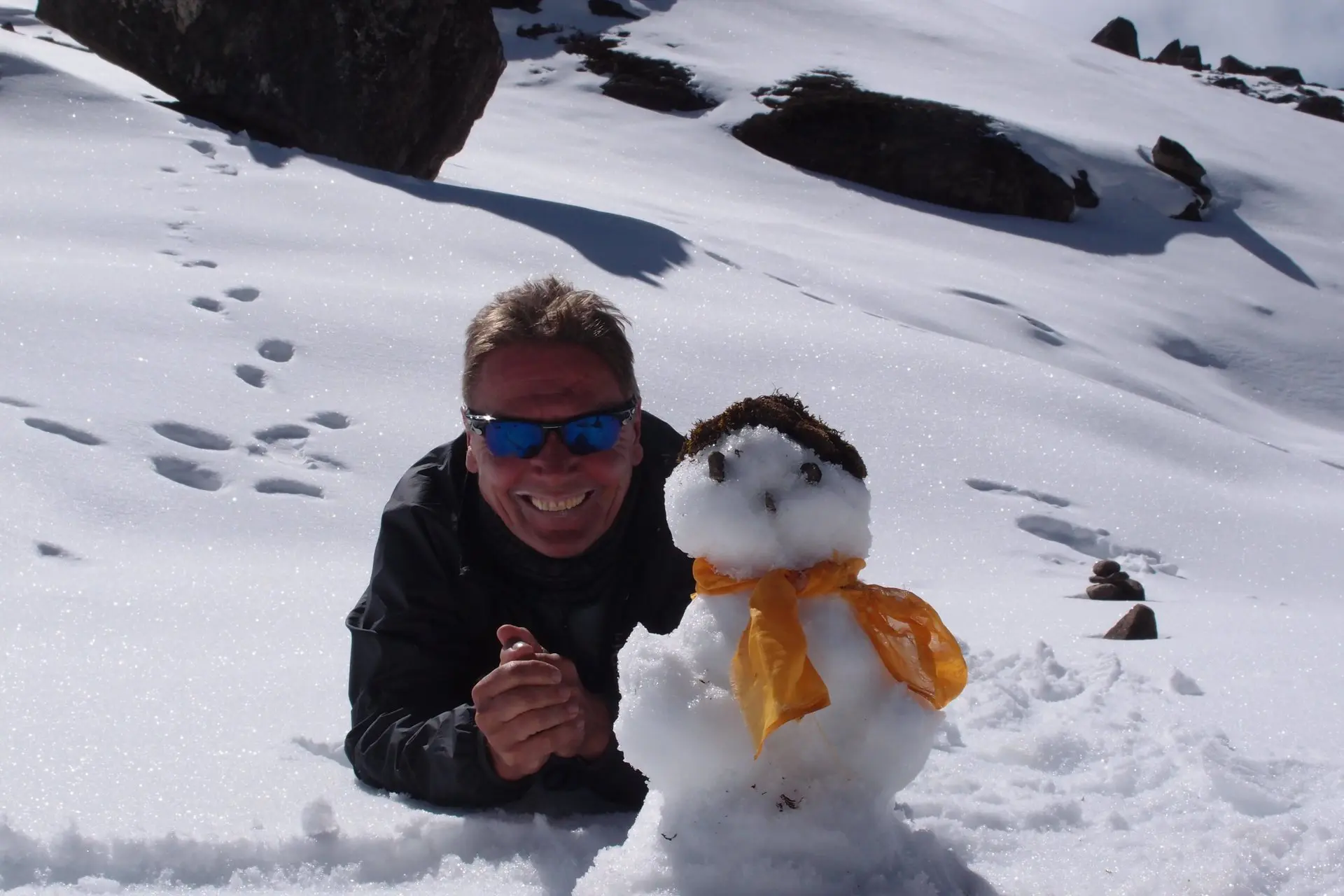 Egon Rieger mit einem Schneemann