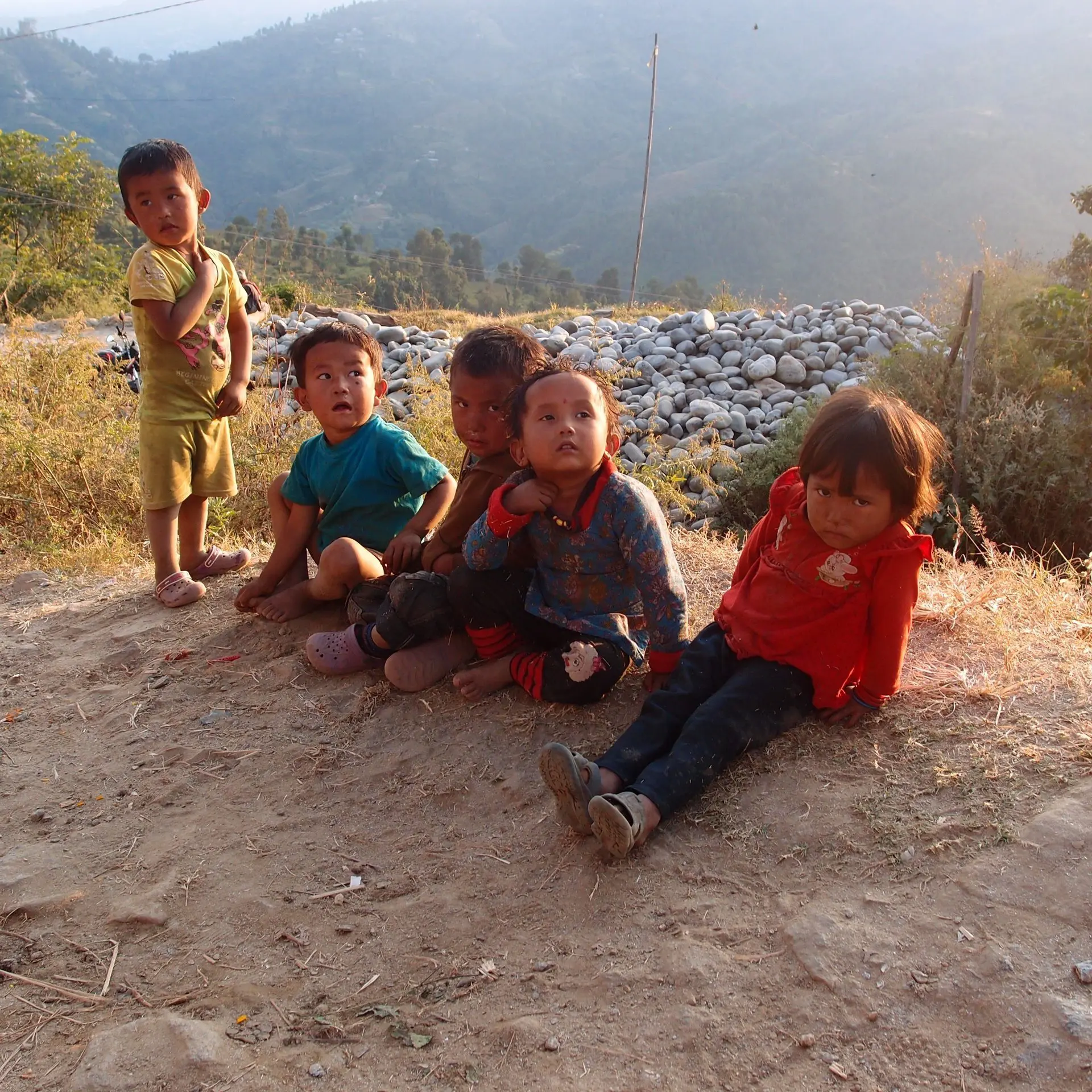 Junge nepalesische Kinder