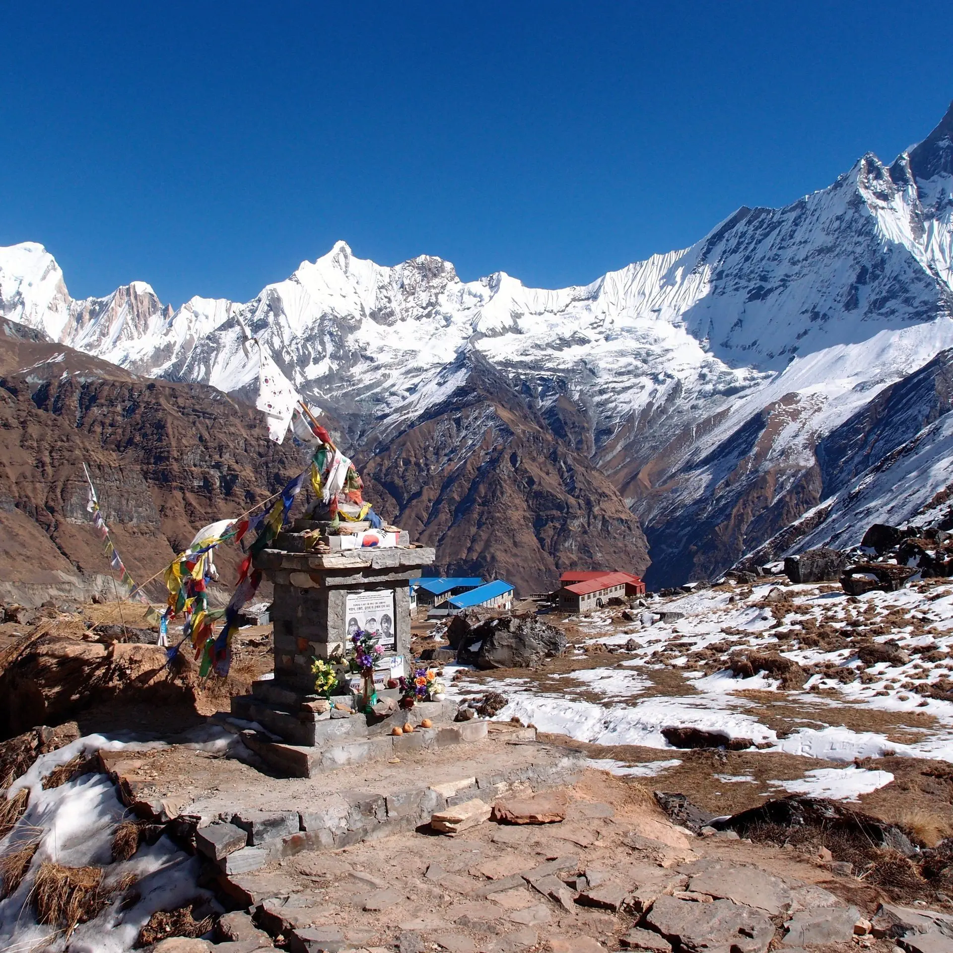 Gedenkstätte am Fuß der Berge