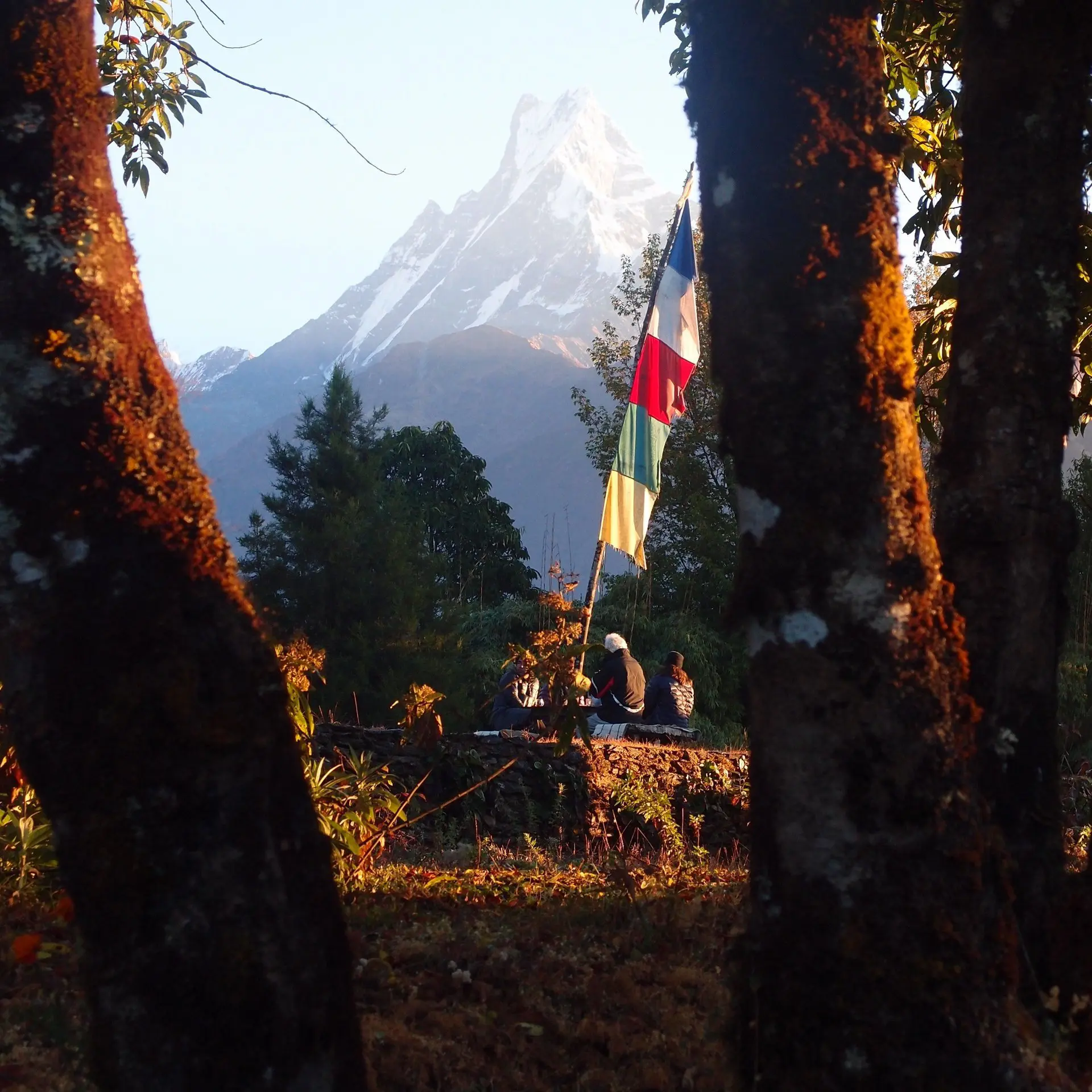 Pausierende Personen auf einer Bank