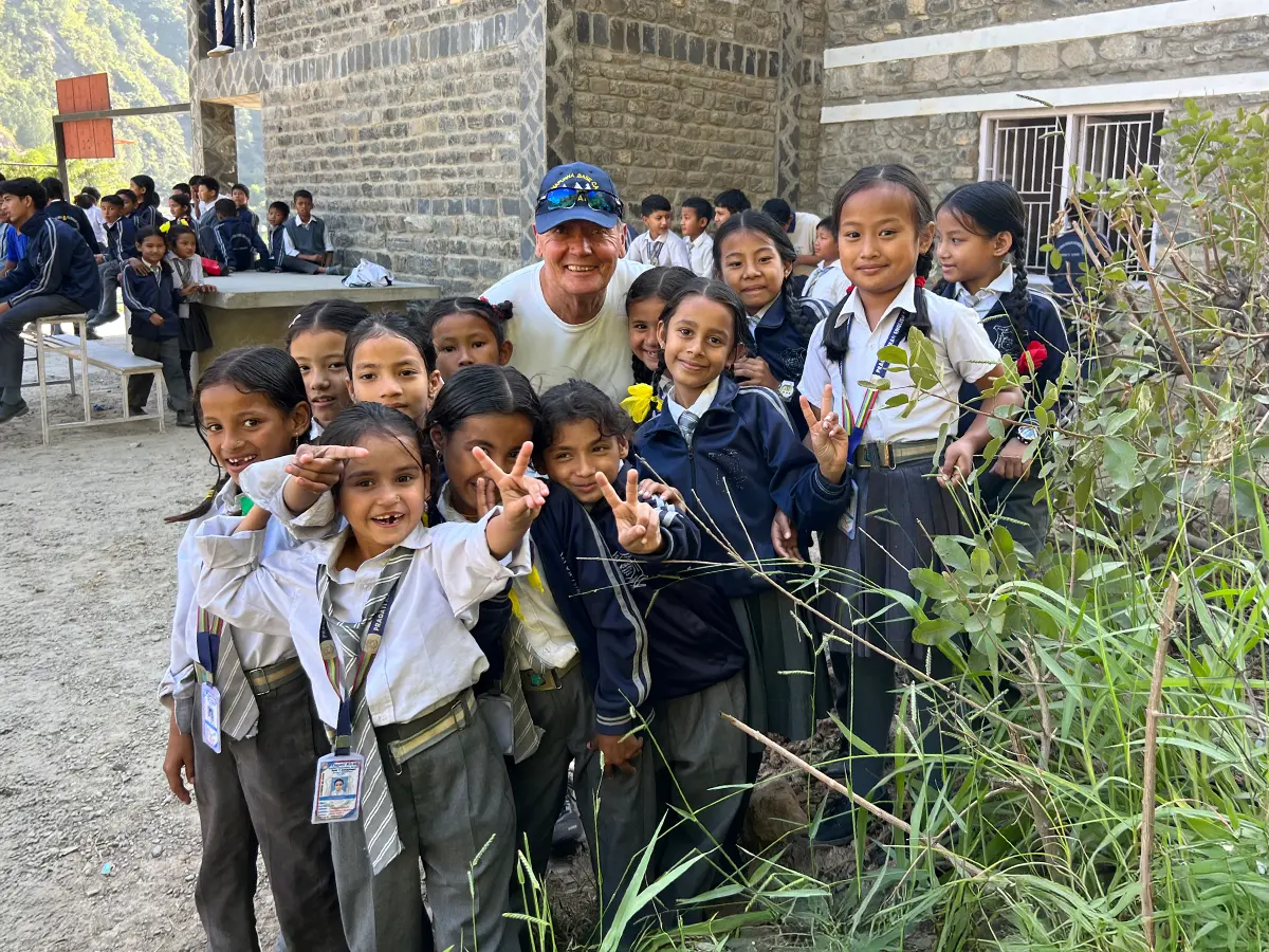 Egon Rieger mit Schülern der Pragati Kiran Schule