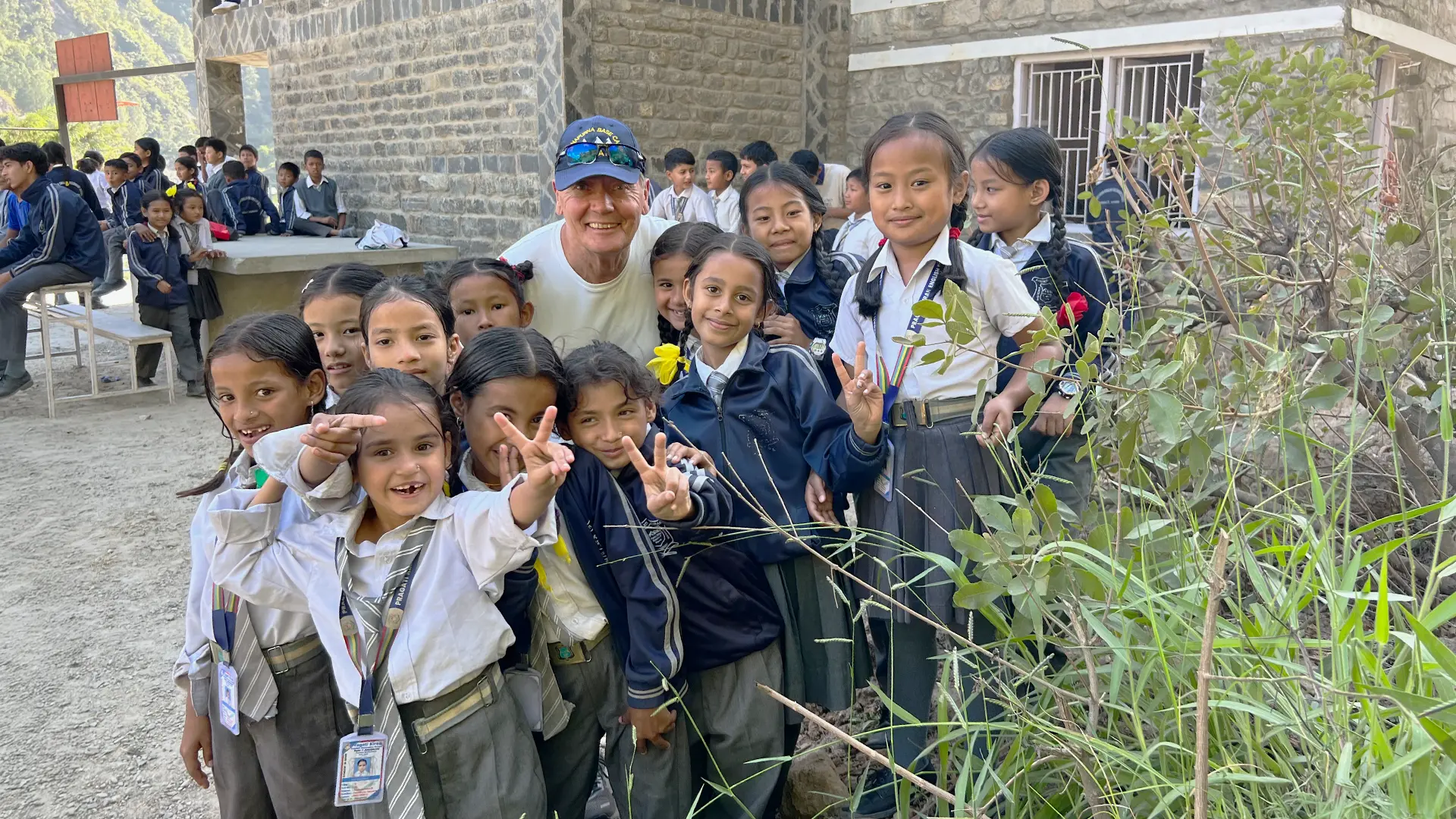 Egon Rieger mit Schülern der Pragati Kiran English Secondary School