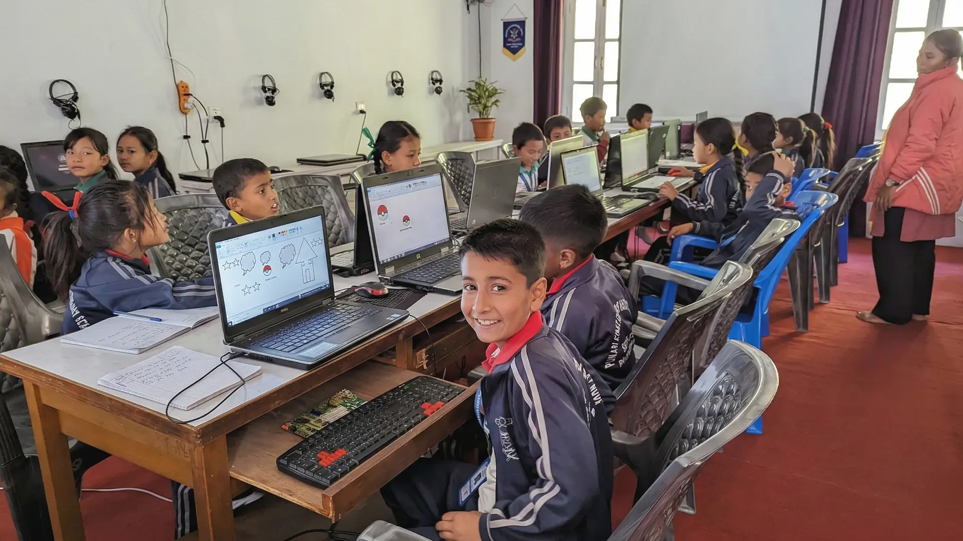 Schüler der Pragati Kiran English Secondary School im Computerunterricht