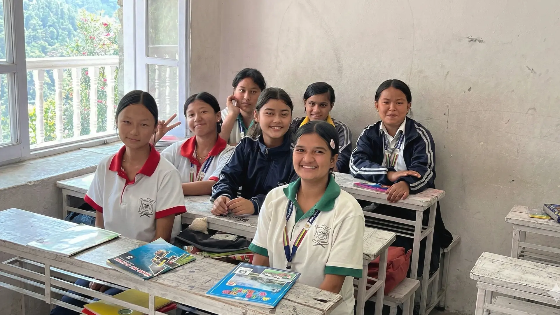 Schülerinnen der Pragati Kiran English Secondary School