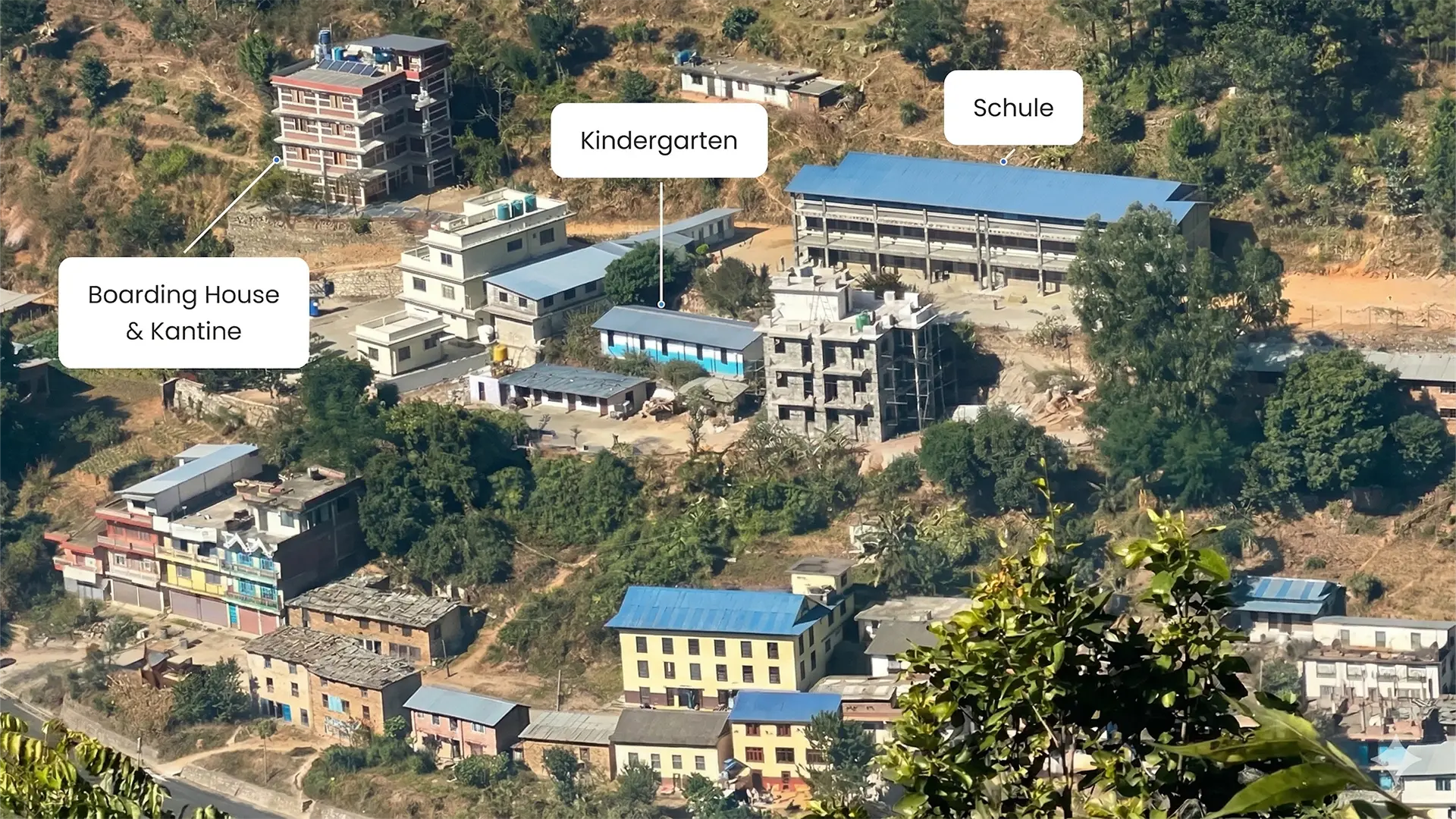 Boarding House & Kantine, Kindergarten und Schule – Drohnenbild