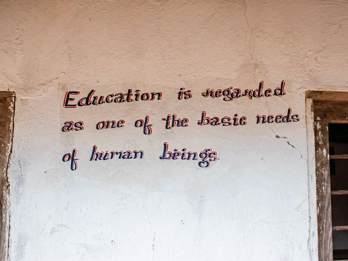 Spruch an der Fassade des alten Schulgebäudes